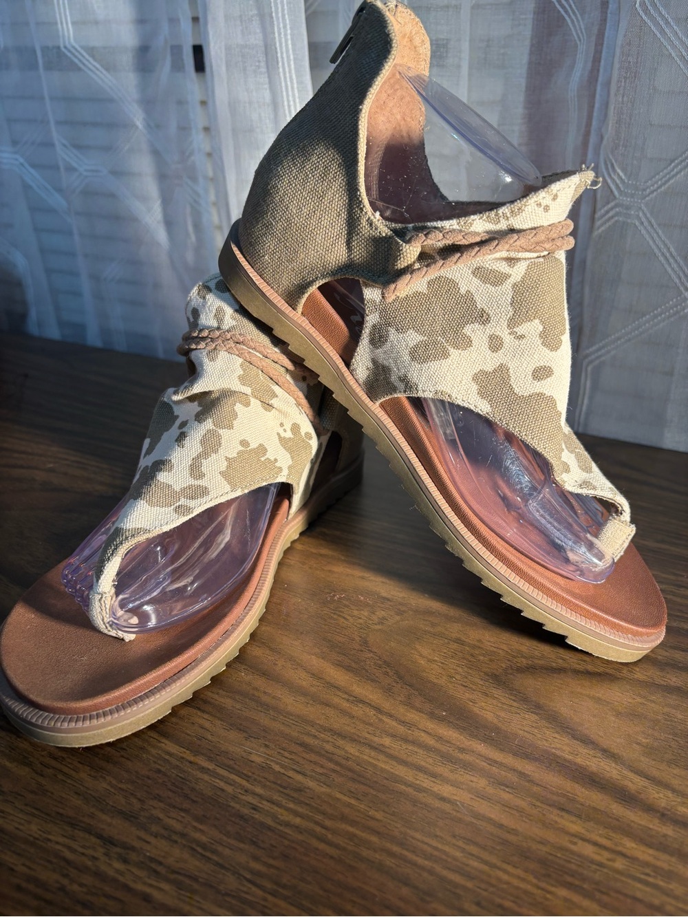 Very G Size 8 Women's Canvas Cutout Sandals in Beige Camo zips on back